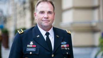 Бен Ходжес дивиться в кадр