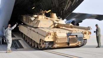 Чому Україна досі не отримала зброї по ленд-лізу: пояснення МЗС