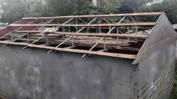 Хотів підзаробити: у Львові патрульні затримали чоловіка, який вкрав металеві пластини