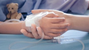 На Львівщині судили матір, чия дитина перекинула на собі окріп
