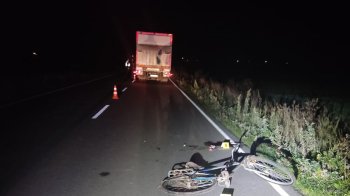 На Львівщині вантажівка збила велосипедиста: чоловік перебуває в реанімації