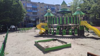 Пляшки та пластикові пакети: у Львові скаржаться на забрудені дитячі майданчики