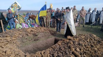 Священник УПЦ МП Дмитро Зав’ялець закликав людей не йти на війну на похороні військового, фото Глибоцької ОТГ