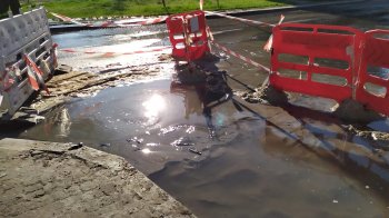 Вже стало традицією: львів’яни обурені витоком води на вулиці Варшавській