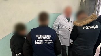 Правоохоронці затримали лікаря, коли той отримував хабар