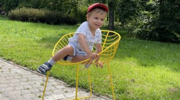 У парках Львова встановлюють нові лавки та стільці: локації