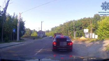 Покарали за нехтування безпекою: львів’янина, який проскочив переїзд перед тепловозом, позбавили водійських прав