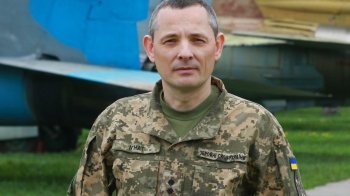 Юрій Ігнат дивиться в кадр