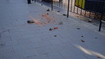 На голови падає цегла: у Львові люди нарікають на фасад будинку, що обвалюється