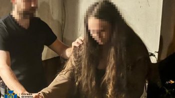 СБУ затримала жінку, яка керувала мережею підпалювачів військових авто у Києві