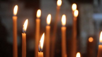 Благодатний вогонь зійшов у Єрусалимі: святиню доставлять в Україну