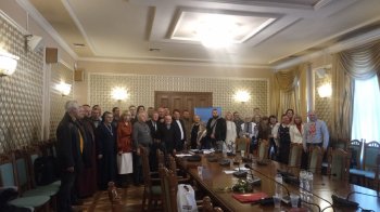 Люди зібралися у малій сесійній залі