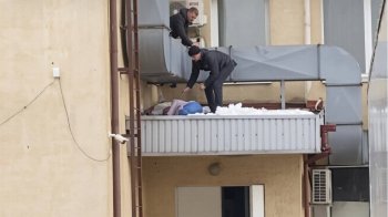 У Львові з вікна 5-го поверху випала жінка