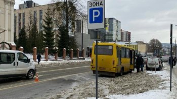Фото з місця ДТП у Львові, де водій маршрутки збив пішохода