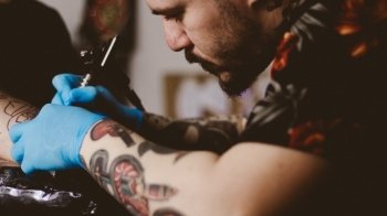 Можуть викликати рак: у чорнилах для татуювань знайшли небезпечні речовини