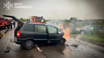 На Львівщині внаслідок зіткнення загорілося авто