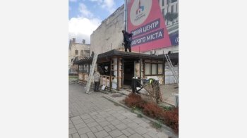 У центрі Львова біля Оперного театру знесли самобуд закладу "Когут"