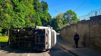 У Львові перекинулась вантажівка Mitsubishi