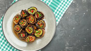 Як приготувати рулетики з баклажанів: простий рецепт на кожен день