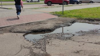 «Можна відірвати бампер»: у Львові просять відремонтувати виїзд із паркувального майданчика