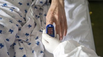 Вдруге хворіє на важку форму COVID-19: жінка в реанімації у Львові