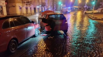 Знайшли та склали протоколи: 22-річний водій вчинив ДТП у центрі Львова та втік