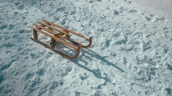 Під час катання на санчатах на Львівщині 10-річний хлопчик розрізав частину обличчя