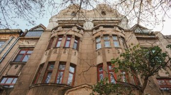 У Львові за гроші мешканців відреставрували сторічний вітраж у кам’яниці