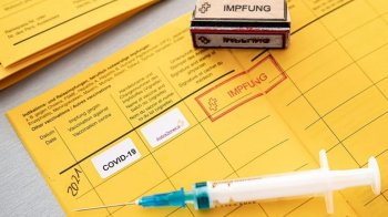 Жовті та зелені: в Україні анонсували внутрішні COVID-сертифікати