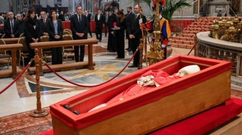 У Ватикані прощаються із Папою Римським Франциском: пряма трансляція