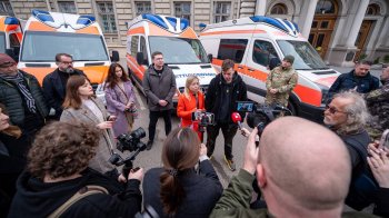 У Львові німецькі благодійники передали ЗСУ вісім автомобілів для евакуації поранених