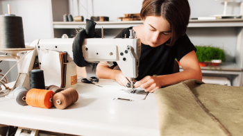 Переселенців у Львові запрошують на безкоштовні курси з шиття, перукарського мистецтва та кулінарії