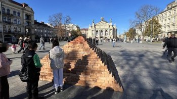 На площі перед Львівською оперою встановили цегляну «Говерлу»
