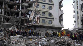 У Туреччині з-під завалів витягли українку з дитиною 