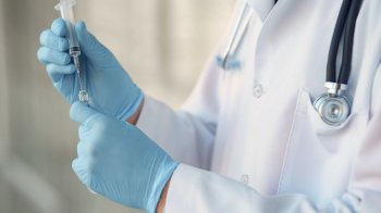 Уряд підвищив зарплати лікарям до мінімум 20 тисяч гривень