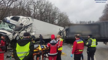 На в’їзді до Львова перекрили дорогу через аварію двох вантажівок