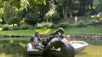 Вперше з моменту встановлення: у Стрийському парку чистять скульптуру «Лілея»