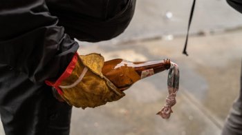 «коктейль Молотова» в руці