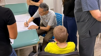 Американський хірург у Львові оперуватиме дітей зі складними травмами обличчя