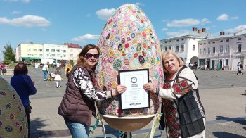 У Жовкві встановили рекорд з виготовлення найбільших вишитих писанок