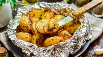 Запекти чи додати в салат: що приготувати з молодої картоплі