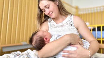 Львівські хірурги прооперували дівчинку, у якої у пахвинній грижі виявили яйник