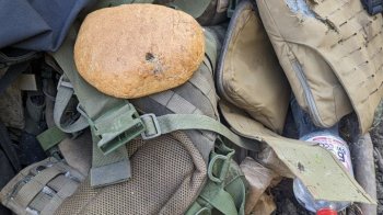 Куля продірявила машину та рюкзак: під Бахмутом хлібина врятувала життя військовому
