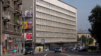 У центрі Львова жінка випала з вікна 6-го поверху готелю — ЗМІ