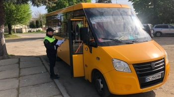 Чоловік виконує свою роботу