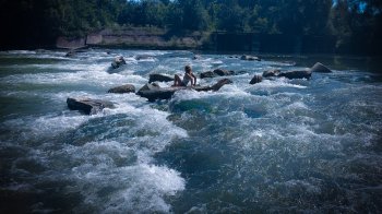 Віднесло стрімкою течією: рятувальники дістали з річки 35-річну жінку