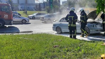 Спалахнув на ходу: у Львові посеред дороги загорівся автомобіль