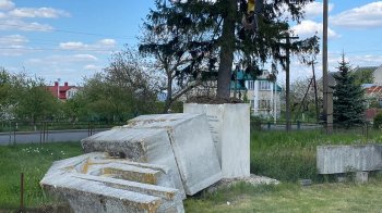 На Львівщині демонтували ще один пам’ятник радянської доби (фото, відео)