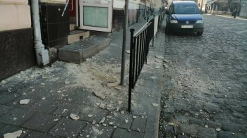 Ледь не впало на голову: у Львові обвалився фасад будинку (фото)