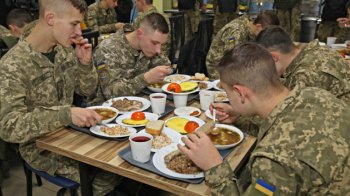 У бійців лише одна претензія: у Міноборони розповіли, чого з харчування не вистачає військовим